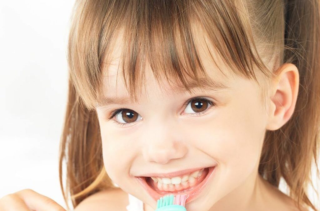 Le regole per insegnargli a lavarsi i denti senza problemi